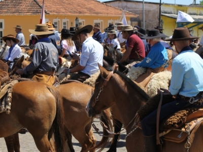 Primeira cavalgada do "lenço azul" reuniu centenas de participantes. Fotos: Ieda Beltrão